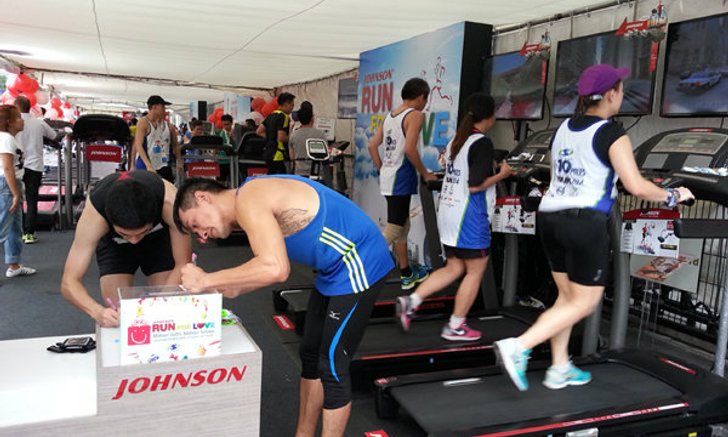 Johnson Health Tech ลดกระหน่ำ ที่งาน Super Sports 10 Miles International Run 2015