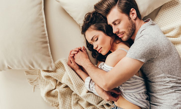 5 ข้อดี ของการ "นอนกอดแฟน"