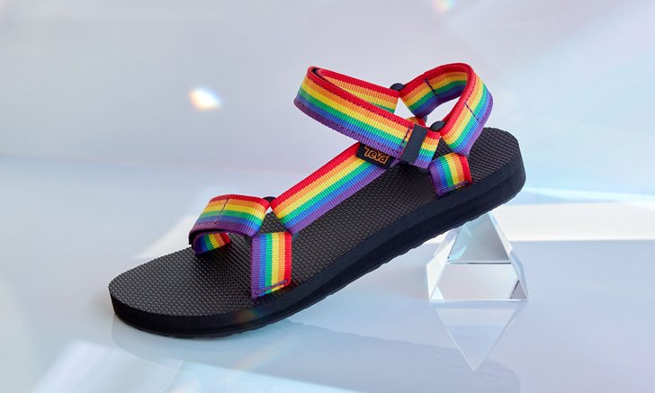 Teva เปิดตัวรองเท้าแตะรัดส้นสีรุ้ง สำหรับ Pride Month 2020