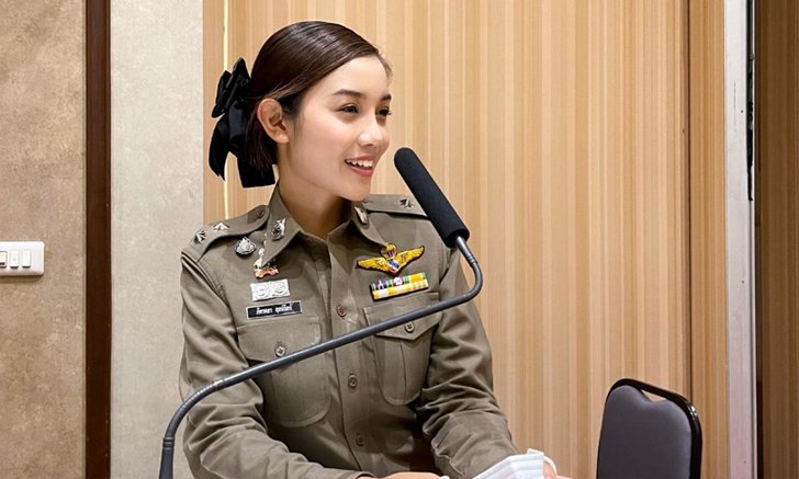 รู้จัก "หมวดไวกิ้ง" ตำรวจสาวถือโทรศัพท์ นั่งข้าง ผบ.ตร. แถลงจับ "ผู้กำกับโจ้"