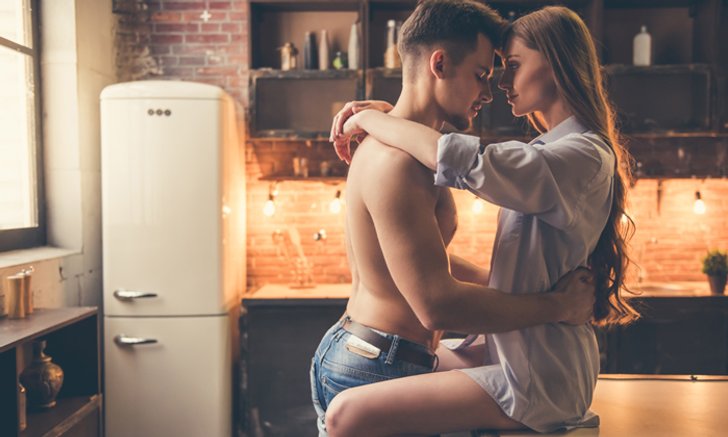 8 เทคนิคที่ผู้ชายต้องรู้หากคิดจะมีเซ็กซ์ในครัว