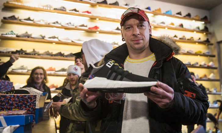 ชาวเยอรมันแห่ซื้อรองเท้าผ้าใบ adidas ลายเก้าอี้รถไฟใต้ดินจนหมดเกลี้ยง