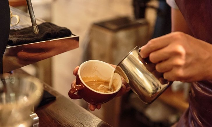 7 วิธีง่ายๆ ในการเพิ่มโปรตีนให้กับกาแฟของคุณ
