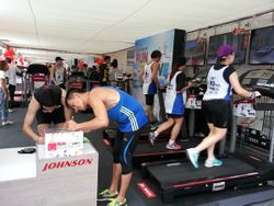 Johnson Health Tech ลดกระหน่ำ ที่งาน Super Sports 10 Miles International Run 2015