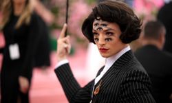 Ezra Miller บนพรมแดง Met Gala 2019 จัดเต็ม เสื้อผ้า หน้า ผม