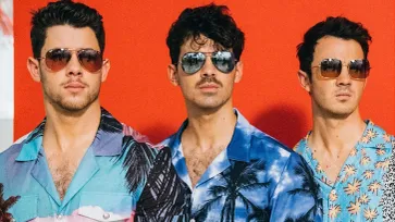 Jonas Brothers สวมแว่นตา Ray-Ban 3 สไตล์