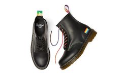 Dr. Martens ปล่อยรองเท้าคู่พิเศษรับ Pride Month โดดเด่นด้วยธงสีรุ้งและด้ายหลากสี