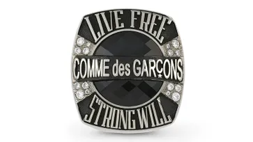 COMME des GARÇONS นำแหวน Champion กลับมาเสริมพลังบวกอีกครั้ง