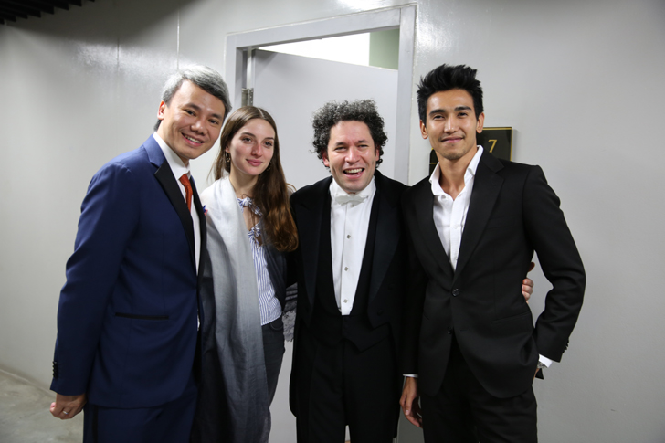 รูปที่ถ่ายกับวาทยกร+วงดนตรีคลาสสิกระดับโลก Gustavo Dudamel 