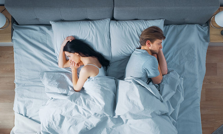 'ใกล้ที่ใจ แต่ตัวไกลกัน' คู่รักแยกเตียง จะส่งผลเสียความสัมพันธ์หรือไม่?