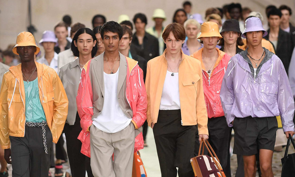 ชมย้อนหลัง รันเวย์กลางแจ้งรับแสงแดดอุ่นแห่งปารีสจาก Hermès Menswear Summer 2023