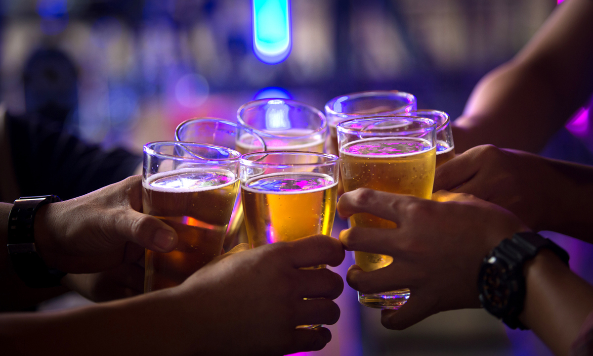 ทำไมผู้คนถึงดื่มมากขึ้นในช่วงเทศกาล?