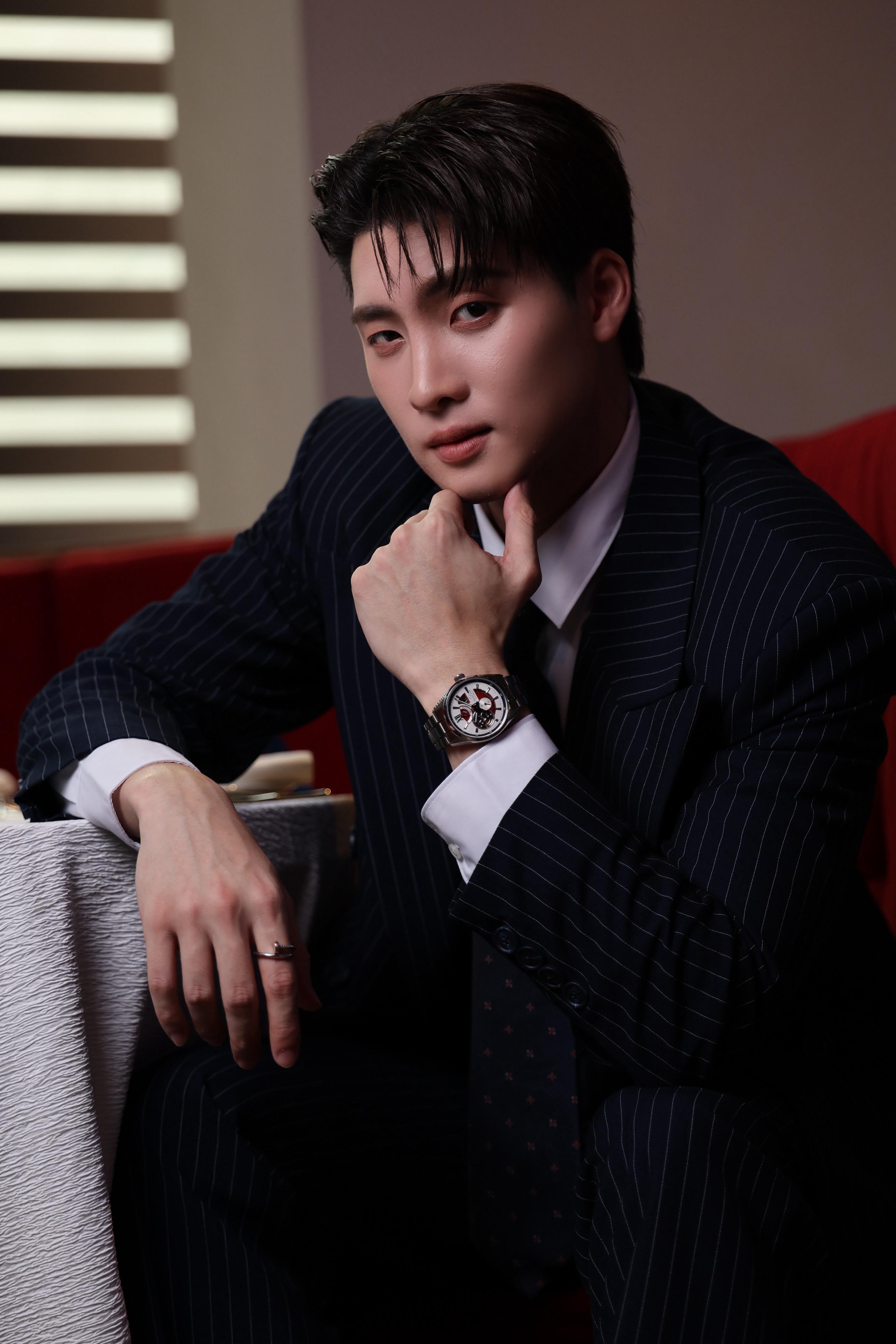 มีน-พีรวิชญ์ ในลุคสูทสีกรมท่าสวมใส่นาฬิกา ORIENT STAR M34 F8 Date