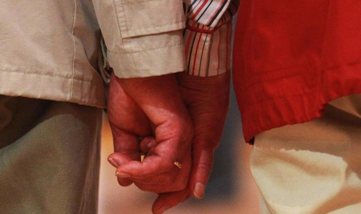 คู่รักแต่งงานมา 63 ปี กับลมหายใจ 20 นาทีสุดท้ายก่อนลาโลกพร้อมกัน