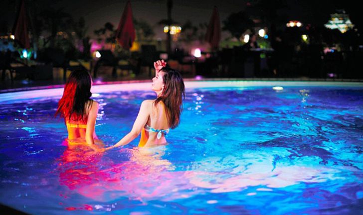 Night Pool หนึ่งในกิจกรรมสุดฮิตที่กำลังมาแรงของสาวญี่ปุ่นในหน้าร้อนนี้