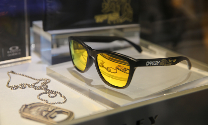 แนะนำแว่นคอลเลคชั่นพิเศษ "TP12 SINGHA MOTORSPORT X OAKLEY”