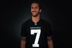 ร้อนแรงเกินห้ามใจ! เสื้ออเมริกันฟุตบอลสกรีนชื่อ Colin Kaepernick ขายหมดเกลี้ยงเพียงไม่กี่ชั่วโมง