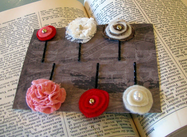 ตกแต่งด้วยกระดุมหรือดอกไม้ผ้าเล็กๆ ก็เป็นกิ๊บสวยๆ ติดผมได้