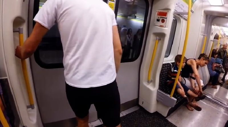 หนุ่มวิ่งแข่งรถไฟใต้ดิน