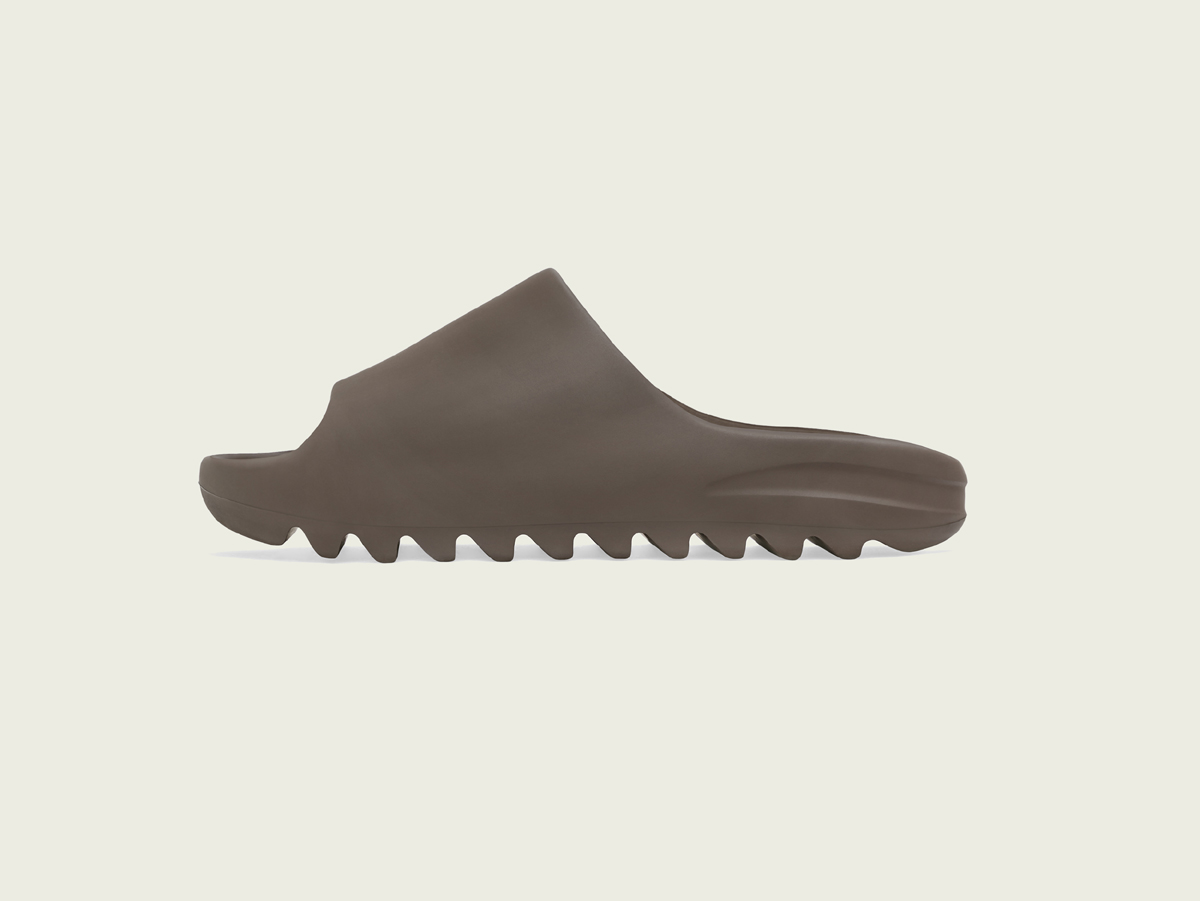 YEEZY SLIDE SOOT