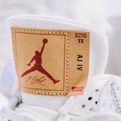 Air Jordan IV ในรูปแบบยีนสีขาว