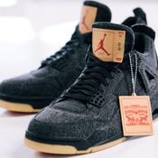 Air Jordan IV ในรูปแบบยีนสีดำ