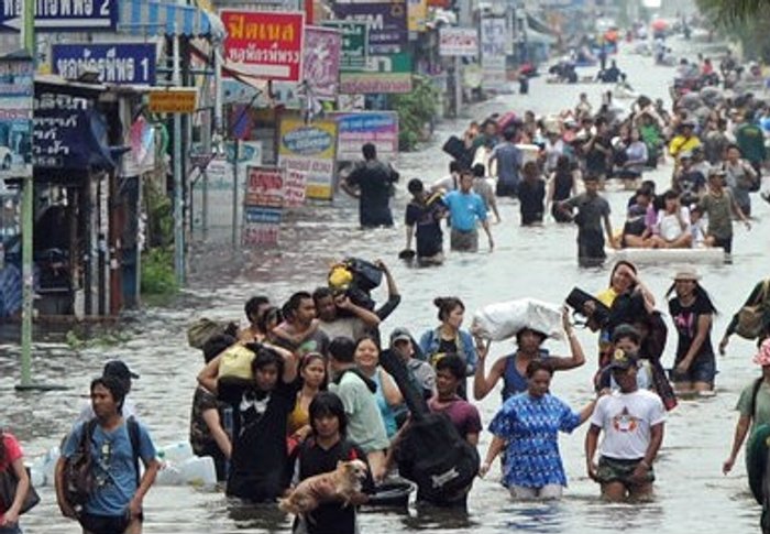 พิษน้ำท่วม ทำคนไทยตกงานครึ่งแสน !!