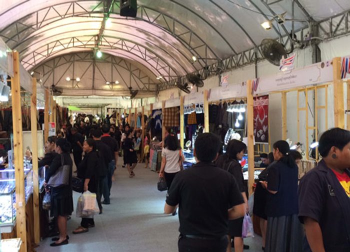ปชช.ร่วมประดิษฐดอกไม้จันทน์ในตลาดคลองผดุงฯ