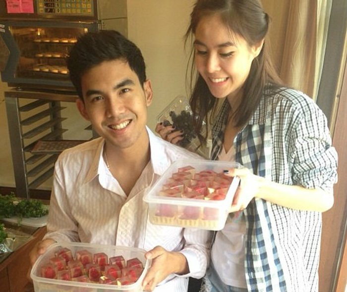 ขายง่าย กำไรดี ร้านขนมคู่รักร้อยล้าน'พีค-เต๋อ'