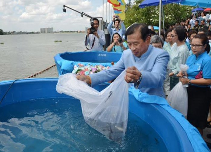 พณ.ปล่อยปลา8.3แสนตัว ถวายเป็นพระราชกุศล