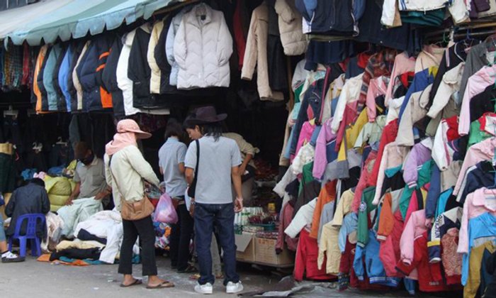 เสื้อผ้ามือสองตลาดโรงเกลือคึกคัก เงินสะพัดกว่า 50 ล้านบาทต่อวัน