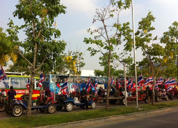 ชาวนานำรถไถรถอีแต๋นร่วมชุมนุมกดดันรัฐ