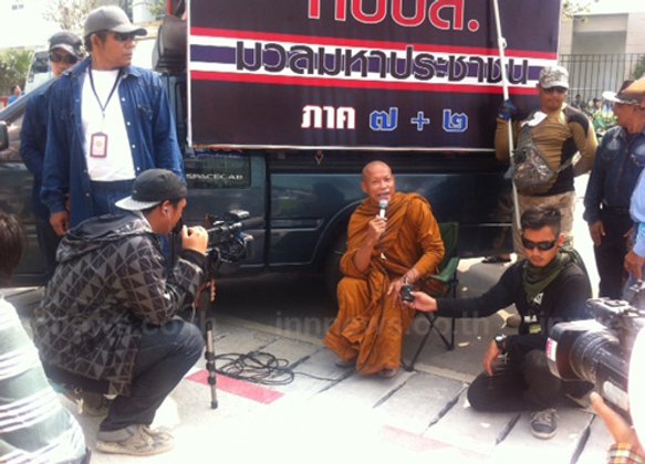 หลวงปู่ นำชาวนาขายข้าวหน้ากองสลาก
