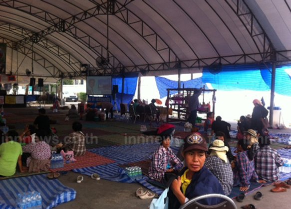 ชาวนารอแกนนำปราศรัยท่าทีเคลื่อนไหว