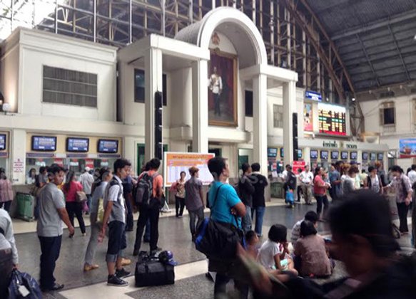 หัวลำโพงช่วงเย็นยังแน่นคนแห่กลับสงกรานต์