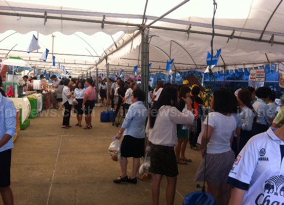การค้าภายในครบรอบ72ปีร่วมขายสินค้าราคาถูก