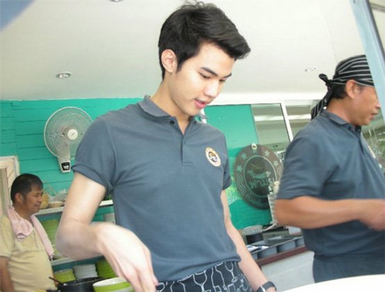 ดังกระหึ่มสังคมออนไลน์ สาวๆแห่อุดหนุนร้านก๋วยเตี๋ยวหนุ่มรูปหล่อ !!