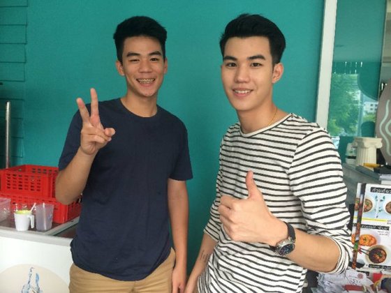 กรี๊ดแห่ชิม "ก๋วยเตี๋ยวรูปหล่อ" บัณฑิตหนุ่มม.เชียงใหม่ เนื้อหอมทีวีรุมตอม คนกินทะลักร้าน