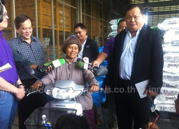 พาณิชย์ลงพื้นที่สุพรรณบุรีตรวจสอบราคาปุ๋ย