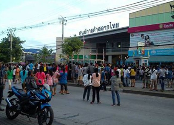 ผู้ค้าสลากปิดถนนสนามบินน้ำจี้ขายส่งต่ำกว่า80บ.รถหนึบ