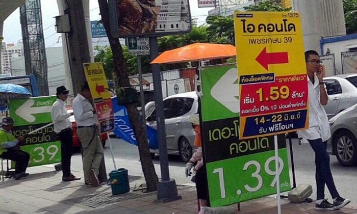 ไม่ธรรมดา! คนถือป้าย-โบกธงโฆษณาคอนโดฯ รายได้วันละ 800 บาท