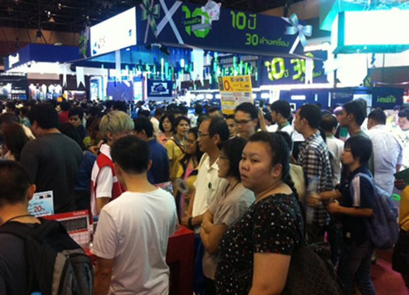 ปชช.ชมงานThailand Mobile Expo2014บ่ายแน่น
