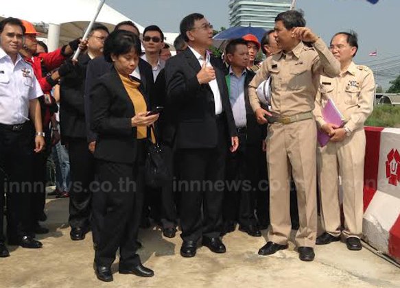 ประจิน ตรวจรถไฟสายสีแดงพบงานอืด