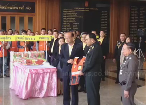 มทภ.1มอบเสื้อวินนมอเตอร์ไซค์1หมื่นตัว