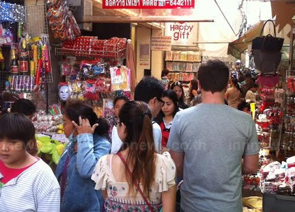 ตลาดสำเพ็งช่วงเย็นยังคึกคัก ปชช.แห่ซื้อของ