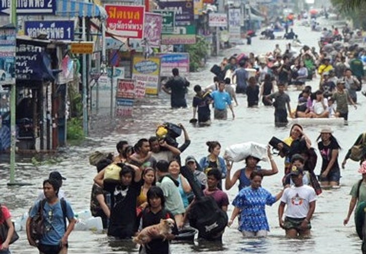 พิษน้ำท่วม ทำคนไทยตกงานครึ่งแสน !!