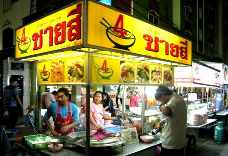 หลังรถเข็น "ชายสี่ บะหมี่เกี๊ยว" เด็ก ป.4 สู่ เถ้าแก่ร้อยล้าน
