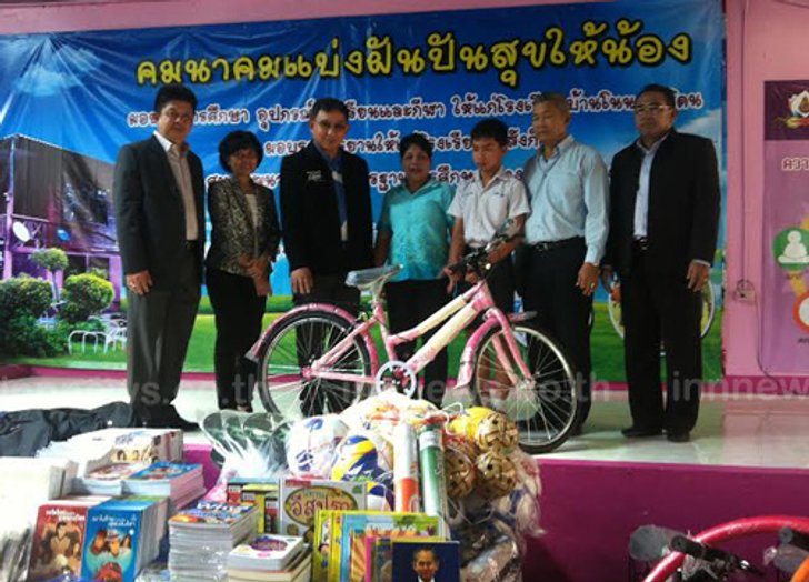 ประจิน ร่วมทำบุญพร้อมมอบจักรยาน 200 คัน
