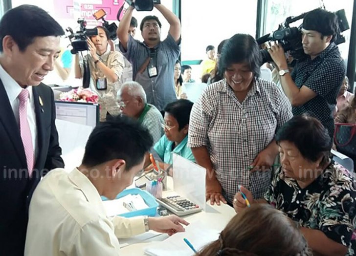 ธนาคารรัฐรับลงทะเบียนผู้มีรายได้น้อยวันแรก