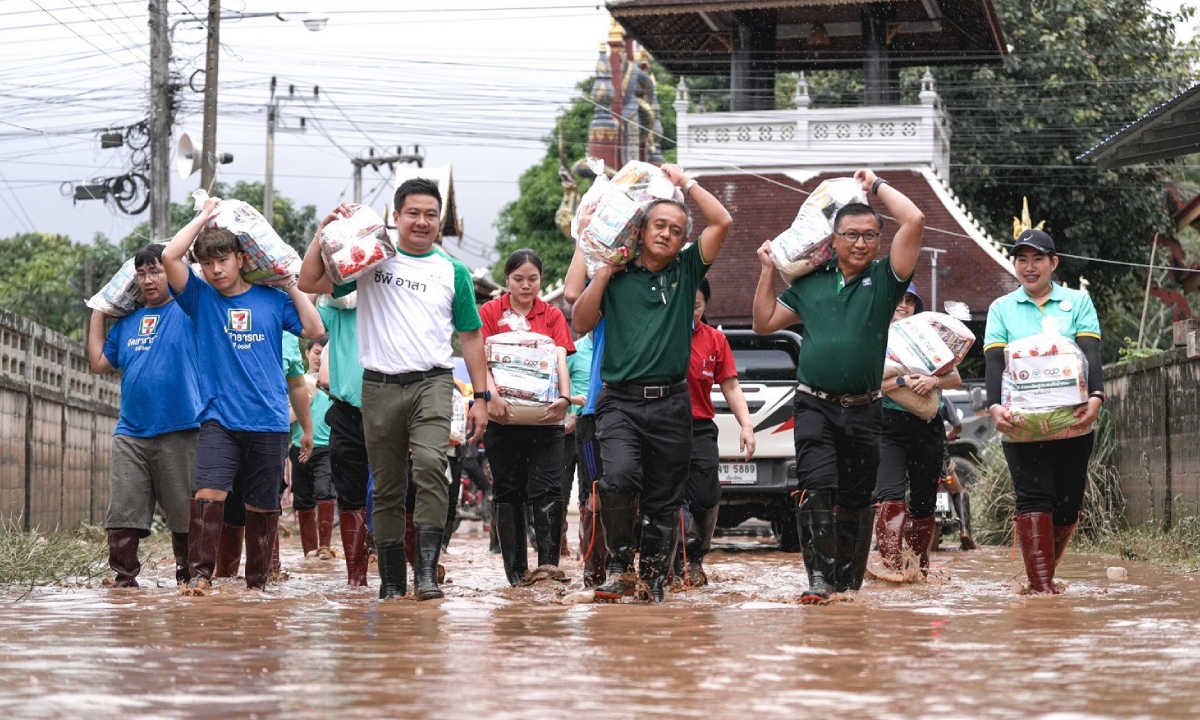 กองทัพบก-มฟล.-เครือซีพี ร่วมทัพบุกน้ำท่วมเชียงราย! ส่งทีมอาสาลุยแจกถุงยังชีพ-วัตถุดิบให้โรงครัว